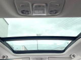 ●サンルーフ:開放感たっぷりの希少装備、サンルーフが装着されています!車内に明かりを取り入れたり景色を楽しむ以外にも、車内の空気も簡単に換気できて快適です!