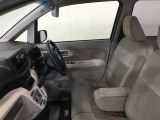 高いホールド性で運転姿勢が安定します。長距離ドライブでも疲れにくいのが魅力です。快適なドライビングライフをお送りください♪