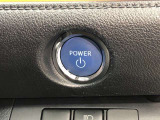 エンジンスタートスイッチです。キーが車内にあれば、エンジンの始動や停止はスイッチを押すだけ!キーを取り出す手間を省き、ワンプッシュで操作できるので簡単でスムーズです。