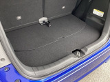 後席を前方へスライドさせることで荷室にゆとりが生まれ、荷物の量に応じて柔軟に使える便利なスペースになります。