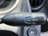 【オートライト(AUTO)】外の明るさをシステムが感知して、自動でヘッドライトが点灯します。ヘッドライトをつけ忘れを防ぐ便利機能です。