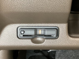 ハンドルの左下にETCがついています。高速道路の料金所の通過も楽々です。カードの取り出しもしやすい場所についています。