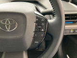 前方の車との車間を設定し、スピードを上げたり緩めたりを自動で行ってくれる追尾式の「レーダークルーズ」。上級装備の一つです!高級車にしかつかない嬉しい機能です。