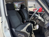 運転席シート廻りは使用感も少なく、良好な状態となっています。前オーナー様が丁寧に使っていたことがよくわかりますね。