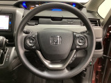 ハンドルにHondaセンシング系のクルーズコントロールやレーンキープアシストなどのスイッチと、オーディオの操作スイッチが装備されています。ハンドルから手を離さず安全に操作できます。