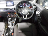 【運転席インテリアデザイン】左右対称のインテリアデザインでドライバーを包み込み運転に集中できるように設計されています。