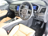 適度な包まれ感がありながらも見晴らしの良いインテリア 大型センターディスプレイは運転席側に向けられており、操作感や視認性も良好です