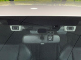 【アイサイトVer3】前方の車両等を検知し、衝突しそうな時は警報で注意を促し、ブレーキを踏む力をサポート。ブレーキを踏めなかった場合は衝突被害軽減ブレーキが作動、衝突回避をサポートします。