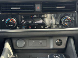 運転席と助手席の設定温度をそれぞれ独立して調整できる独立温度調整機能付きオートエアコンです。個々の体感によって快適な温度に調整ができるので快適です!後席にも操作パネルがありますよ。
