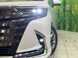 【LEDヘッドライト】悪天候や夜間走行時も良好な視界を確保し安心して運転できる高輝度LEDヘッドライトを装備!点灯速度が早く、消費電力も抑えられています。