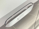 コンフォート・アクセス付。ドアハンドルに有る凹凸に触れますとロックし、ドアハンドルに手を入れますとロック開錠となります。とても便利な機能です。