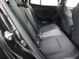 高いホールド性で運転姿勢が安定します。長距離ドライブでも疲れにくいのが魅力です。快適なドライビングライフをお送りください♪