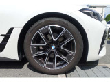 【BMWアロイホイール】軽量かつ強度に拘ったアロイホイール。走行性能ポテンシャルを引き出す設計。タイヤのサイドウォールが強化されたランフラットタイヤは、パンク時にタイヤがつぶれてもリムから外れません。