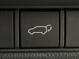 【パワーバックドア】スマートキーや運転席のボタンを押すだけでリアゲートが自動で開閉します!荷物を持っている時や、高い位置にあるバックドアを閉める際に便利な機能です♪