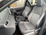 運転席足元は広々しています。ドアも大きく開口するので、乗り降りがしやすいです☆☆