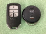 スマートキー付きですからドアロックの開閉およびエンジンスタートが楽々です。電動スライドドアの開け閉めもボタンで操作できます。加えて、純正リモコンエンジンスターター用の操作キーもついています。