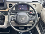 インテリアに合わせたデザインのステアリングは、運転される方のことも考え、運転しやすい形状、大きさです。是非一度、実際に触ってお確かめください。