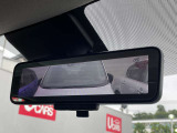 スマートルームミラー:車両後方にあるカメラの映像を映し出します。乗員・ヘッドレスト・荷物などでさえぎられがちな後方視界をクリアに保ちます。