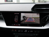 バックカメラ駐車時、後退時に後方を確認する事ができる安全快適装備になります映像だけでなくセンサーにより障害物の距離もドライバーに直感的に伝えてくれる機能になります。
