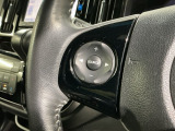 ステアリングにオーディオ操作スイッチが付いています。オーディオ画面に直接タッチしなくても操作が出来ますので、運転に集中できます。