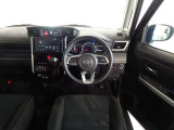 革巻きステアリングで快適な操作性の運転席です。