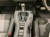 「e:HEV」は、モーター走行を中心にしながら電気エネルギーやエンジン動力を最も効率よく使い分けることができる賢いハイブリッドシステムです。サイドブレーキはスイッチ操作の電子制御パーキングブレーキです