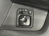 【電動格納ドアミラー】狭路の通行時や狭い場所に停車させるときに活躍する装備ですね。ボタン一つでドアミラーが格納されます。