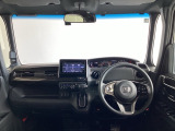 運転席は、大きな座面と包み込むような背もたれがドライバーの身体全体をしっかり支えます。上質なシート素材と座り心地のよいクッションを採用し、長時間の運転やコーナーの多い道も快適です