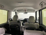 車内は明るくて見通しが良く、初めての方でも運転しやすい印象です。天井が高く圧迫感がないので、お子さまとのお出かけも快適に過ごせます。