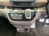 足元スッキリ、インパネシフトです。パーキングブレーキはフットブレーキタイプなので、運転席と助手席の間がスッキリしています。