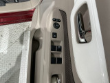 狭い駐車場で便利な電動格納ドアミラーが付いています。