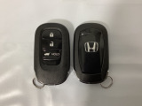 スマートキーを装備しています。鍵を差し込むことなくドアロックの開け閉めと、スタートボタン操作でのエンジンスタートができます。ボタン操作でトランクが開けられる電動テールゲートのボタンもついています。