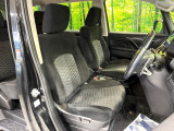 運転席まわりには十分なスペースがあり、大柄な方でもゆったり運転していただける環境です。