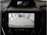 リヤビューカメラで車庫入れも安心。ステアリングと連動しガイド線が動くので、車両感覚をつかみやすくなっています。