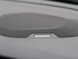 【harman kardon】ハーマンカードンのHi-Fiスペシャリストと共に、モデル別に開発・設計された専用チューニングが臨場感溢れる音響空間を実現しています。