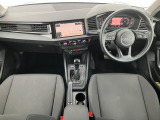 全ての要素がドライバーを中心にレイアウトされ、先進のデジタルテクノロジーとクラフトマンシップが調和した、Audiが誇る知的なコックピットです。