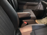 アームレストは、運転中の腕をしっかりと支えることで、疲労を大きく軽減してくれます。