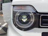 【LED・HIDヘッドライト】 ハロゲンヘッドライトに比べて大光量で、遠方視認性を向上させてくれる為、悪天候や夜間の運転をより安全にサポートしてくれます