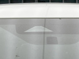 【三菱e-Assist】走行中に前方の車両等を認識し、衝突しそうな時は警報とブレーキで衝突回避と被害軽減をアシスト。より安全にドライブをお楽しみいただけます。