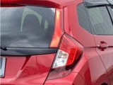 特徴的なデザインで後方からの確認しやすいリアコンビネーションランプ