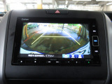 バックカメラの画像です。ガイドラインがスムースな車庫入れをサポートいたします。車庫入れの安心感がアップしますね。