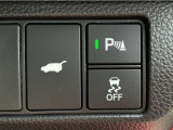 パワーテールゲートの開閉、横滑りを防ぐVSA等のスイッチ類は運転席の右側、手の届きやすい位置にあります。