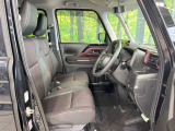 運転席まわりには十分なスペースがあり、大柄な方でもゆったり運転していただける環境です。