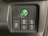 Hondaセンシング用の、VSA(ABS+TCS+横滑り抑制)解除と路外逸脱抑制機能のオンオフスイッチなどはハンドルの右側に装備しています。燃費に役立つECONボタンもここです。