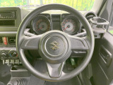 インテリアに合わせたデザインのステアリングは、運転される方のことも考え、運転しやすい形状、大きさです。是非一度、実際に触ってお確かめください。