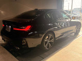 【BMWの伝統-3】BMWのお車は、&ldquo;駆け抜ける歓び&rdquo;を体現しております。走行の安定性とコーナリングの良さを追求し、思い通りにハンドルの操作可能です。