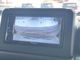 【バックカメラ】駐車時に後方がリアルタイム映像で確認できます。大型商業施設や立体駐車場での駐車時や、夜間のバック時に大活躍!運転スキルに関わらず、今や必須となった装備のひとつです!