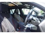 【運転席シート】人間工学に基づき形成した形状が長時間のドライブ疲労も軽減します。すべての走りを特別な出来事に変える様に設計されています。