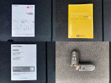 各取り扱い説明書、整備手帳、スマートキー2本つきです。