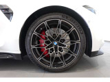 【BMWアロイホイール】軽量かつ強度に拘ったアロイホイール。走行性能ポテンシャルを引き出す設計。タイヤのサイドウォールが強化されたランフラットタイヤは、パンク時にタイヤがつぶれてもリムから外れません。